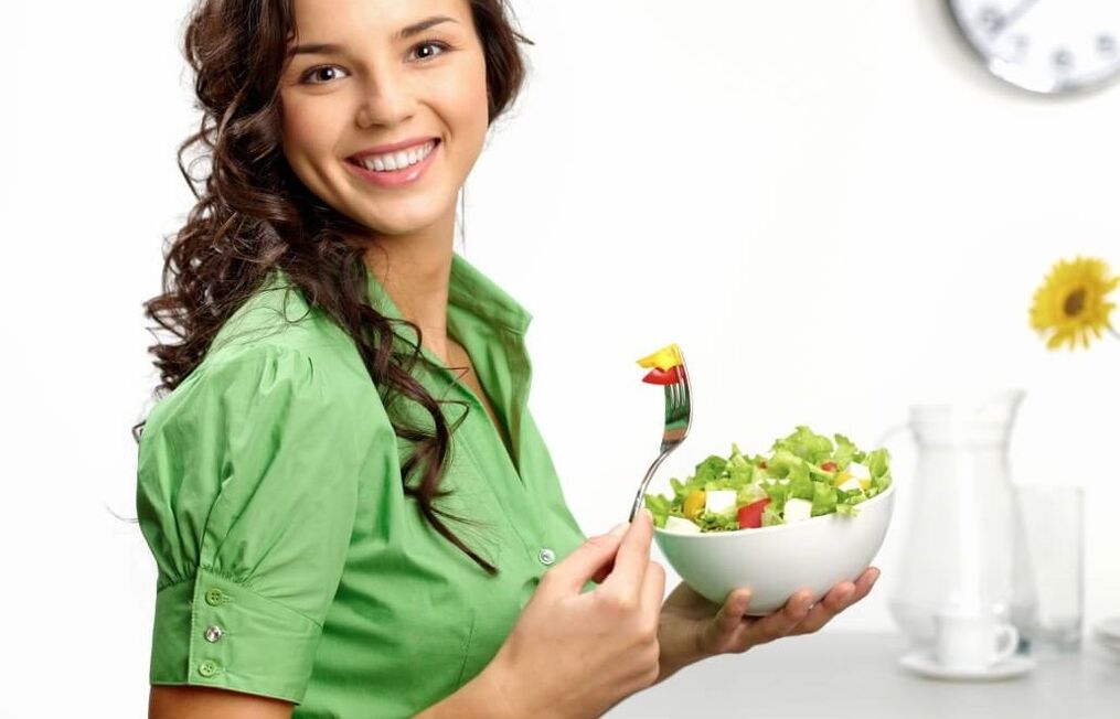 το κορίτσι τρώει για να χάσει βάρος συνταγές για τον καθαρισμό του σώματος για απώλεια βάρους